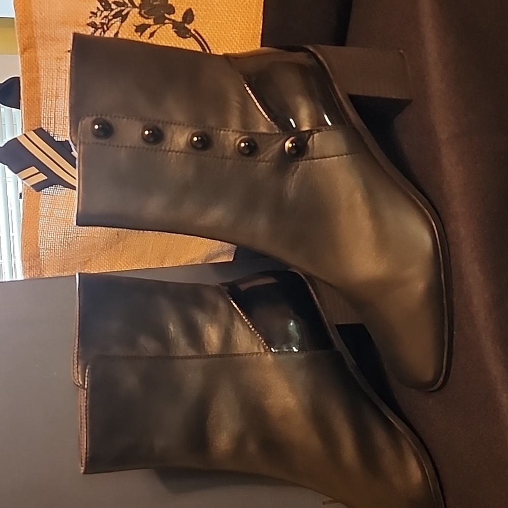 LORI GOLDSTEIN COLLECTION MID SHAFT STACKED HEEL BOOT